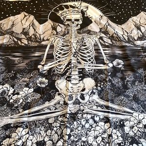 AMAZON King Skeleton Meditating with Flowers Tapestry